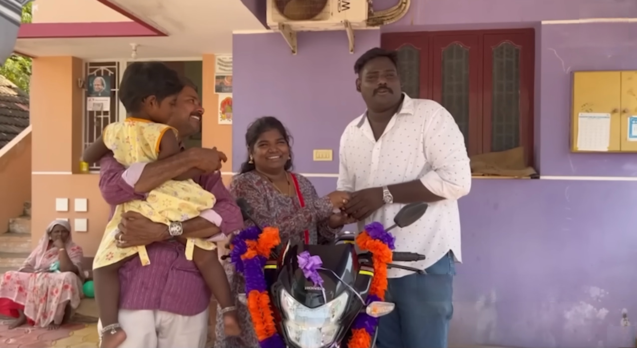 தம்பி பிறந்தநாளுக்காக பைக் வாங்கி கொடுத்து செம்ம சர்ப்ரைஸ் செய்த அறந்தாங்கி நிஷா.! 3