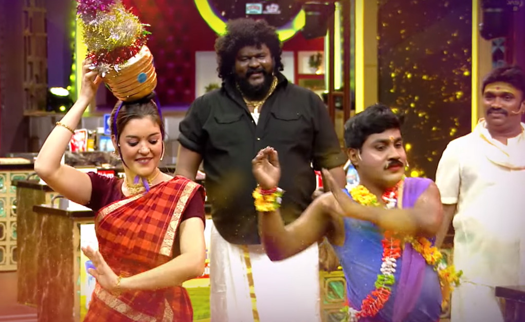 மாங்குயிலே பாட்டுக்கு ஆண்டி கரகாட்டம் ஆட.. ஜிபி முத்து வாசிக்க.! ஆஹா என்ன ரகளை பண்ணுறாங்க.! 3