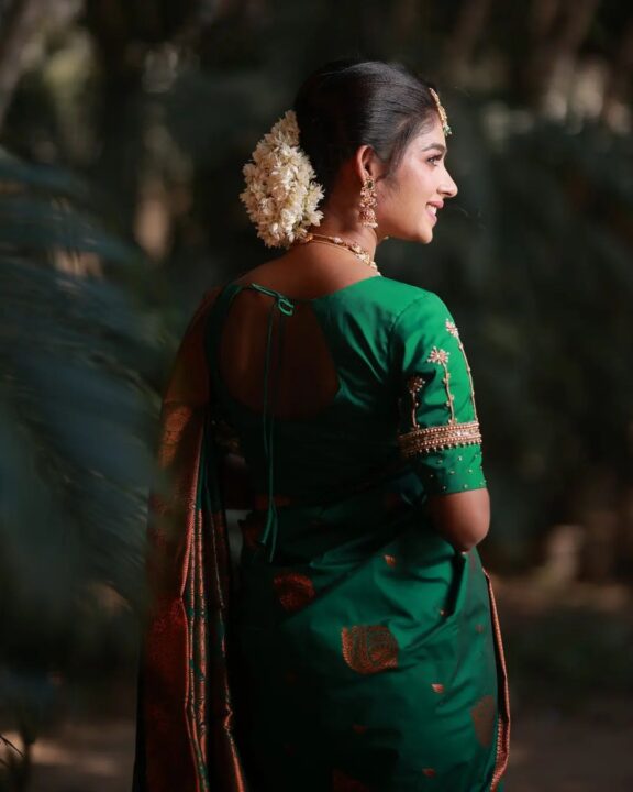 பச்சை நிற பட்டுபுடவையில் மஹாலக்ஷ்மி போல வந்த ஜனனி.! ஜனனி வெளியிட்ட Cute வீடியோ.! 3
