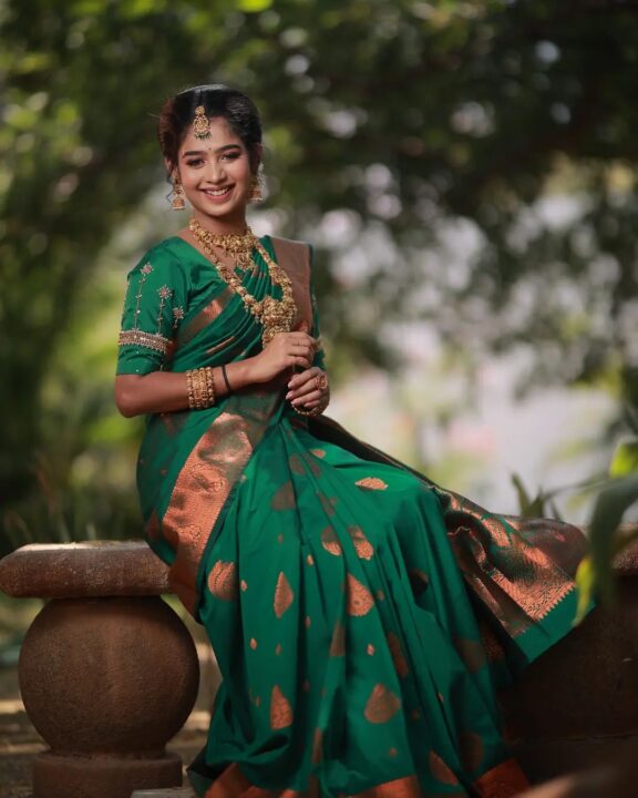 பச்சை நிற பட்டுபுடவையில் மஹாலக்ஷ்மி போல வந்த ஜனனி.! ஜனனி வெளியிட்ட Cute வீடியோ.! 5