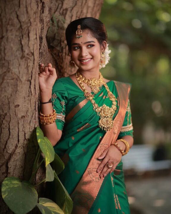 பச்சை நிற பட்டுபுடவையில் மஹாலக்ஷ்மி போல வந்த ஜனனி.! ஜனனி வெளியிட்ட Cute வீடியோ.! 7