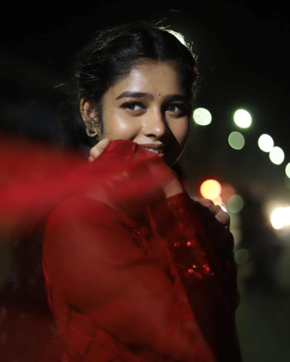 நேற்று முன்னிரவில் உன் நித்திலப்பூ மடியில் காற்று நுழைவது ஏனோ? பிக்பாஸ் ஜனனி வெளியிட்ட Cute வீடியோ.! 3