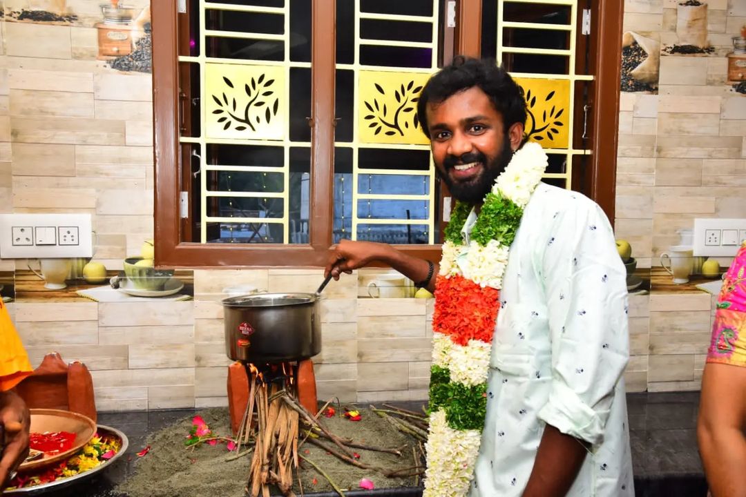 சொந்த ஊரில் பிரம்மாண்டமாக வீடு கட்டி இருக்கும் KPY தீனா..! வெளியான ஆல்பம் இதோ..! 3