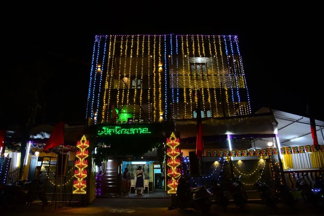 சொந்த ஊரில் பிரம்மாண்டமாக வீடு கட்டி இருக்கும் KPY தீனா..! வெளியான ஆல்பம் இதோ..! 9