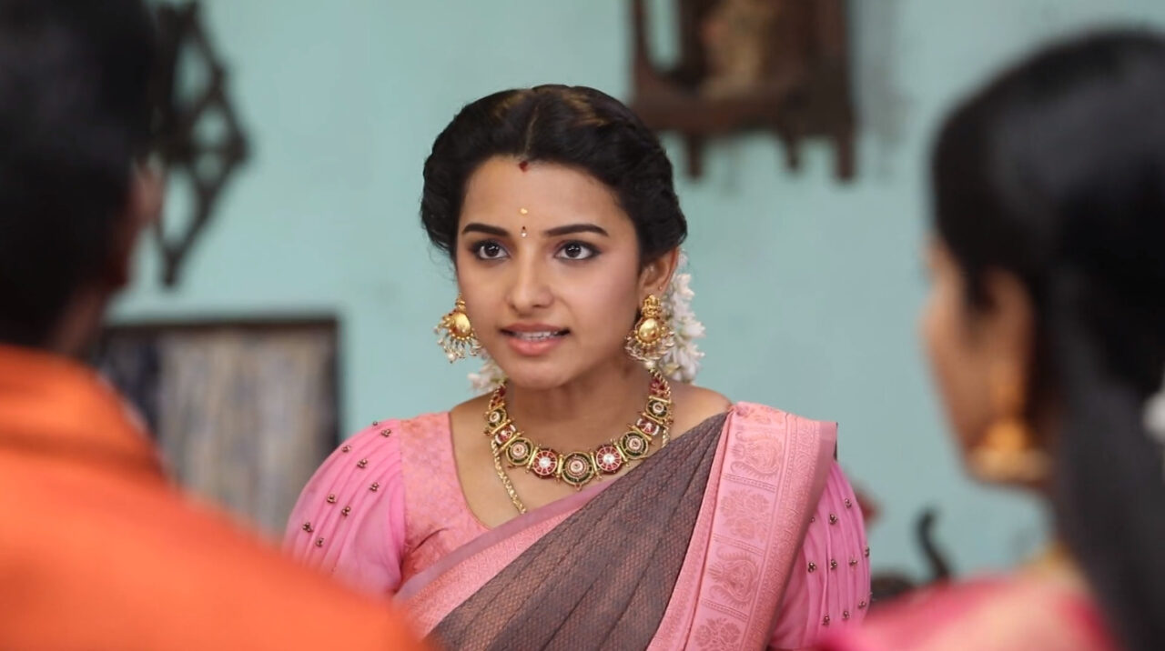 பாத்து பேசு ஐஸ்வர்யா..! திமிராக பேசிக்கொண்டிருக்கும் ஐஸ்வர்யாவை திட்டிய மூர்த்தி.! 3