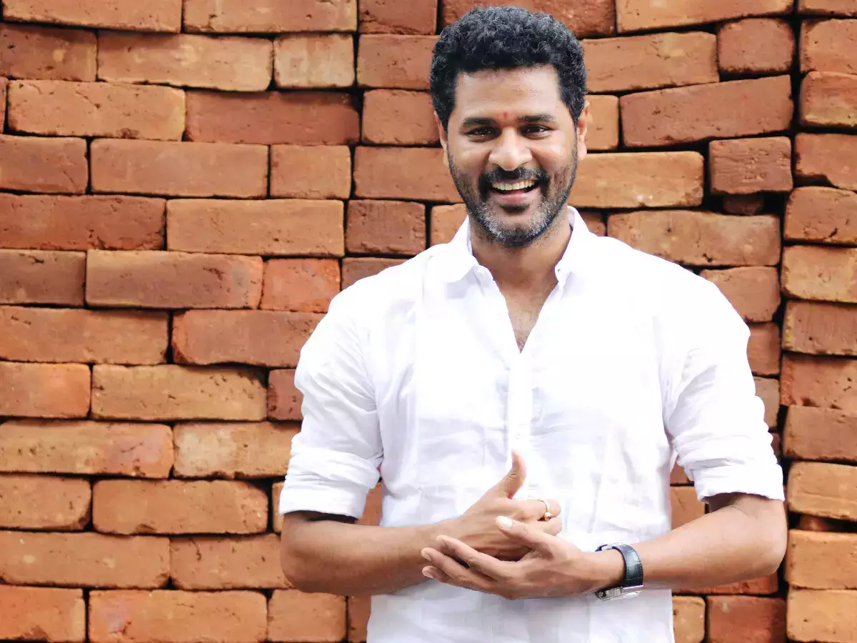நூற்றுக்கணக்கான நபர்களுடன் சேர்ந்து "நாட்டு நாட்டு" பாடலுக்கு மரண குத்தாட்டம் போட்ட பிரபு தேவா.! 3