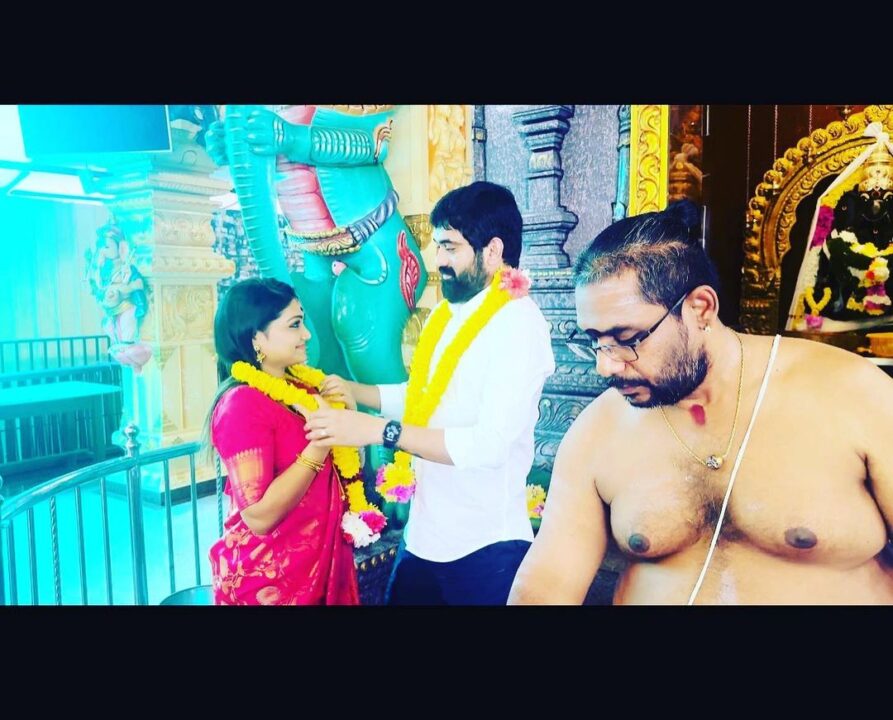 யாரையும் அழைக்காமல் கோவிலில் வைத்து எளிமையாக திருமணம் செய்து கொண்ட ரோஜா சீரியல் நடிகை.! 5
