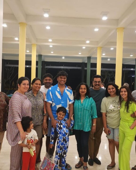 வரலட்சுமியும் என் பொண்ணுதான்.! வரலட்சுமி பிறந்தநாளுக்காக செம்ம சர்ப்ரைஸ் செய்த ராதிகா.! 3