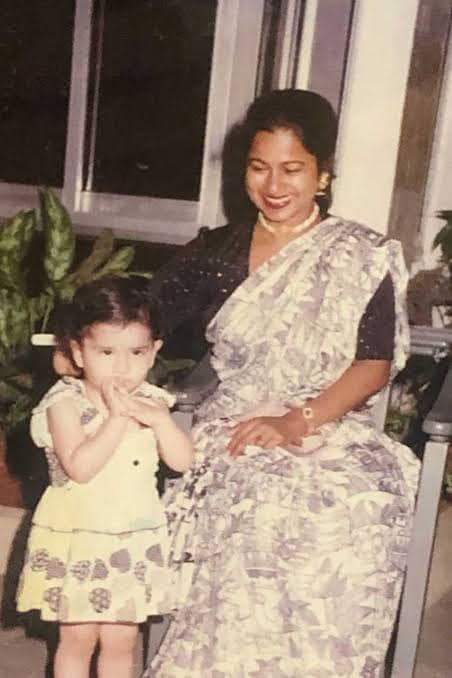 ராதிகா சரத்குமாரின் சிறு வயது புகைப்படங்களை பார்த்து இருக்கீங்களா? அரிய புகைப்படங்கள் இதோ.! 11