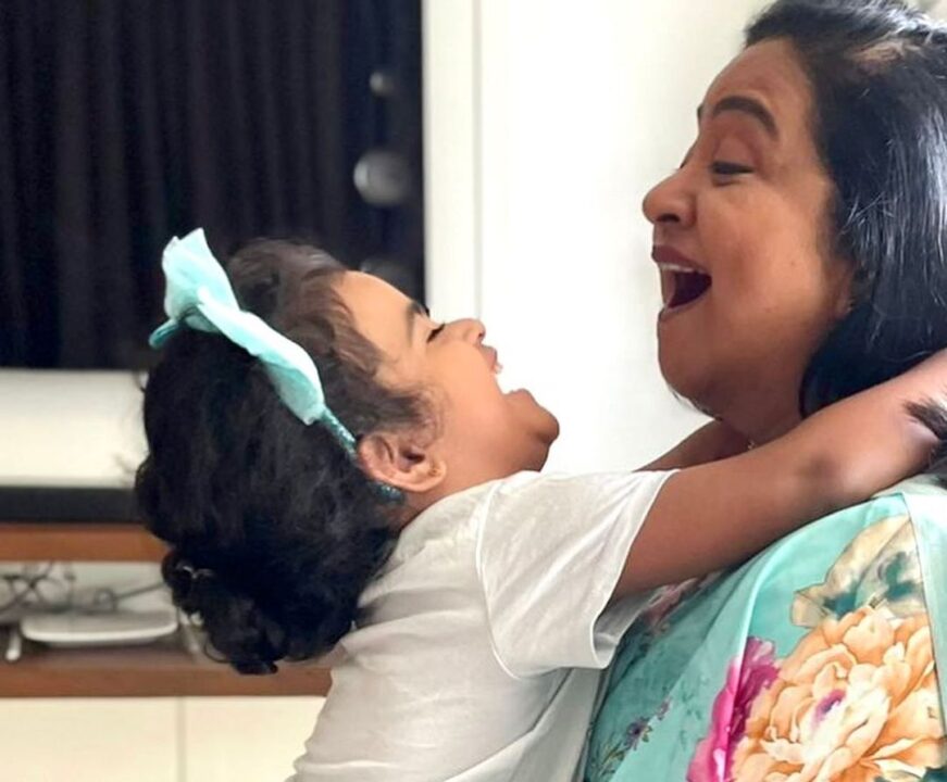 பாட்டி வா உனக்கு முத்தம் தரேன்.! ராதிகாவை கொஞ்சி விளையாடும் பேத்தி.! அழகிய புகைப்படங்கள்.! 5
