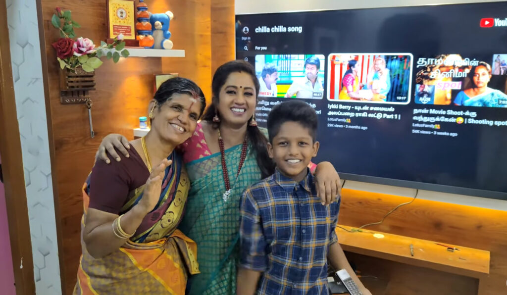 மாமியாருக்காக பெரிய டிவி வாங்கி பரிசளித்த பிக்பாஸ் தாமரை.! டிவி ரொம்ப நல்லா இருக்கு தாமரை.! 3