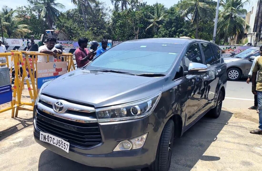 அஜித்துக்கு ஆறுதல் சொல்ல அவர் வீட்டின் முன்பு வெகு நேரமாக காத்திருந்த தளபதி விஜய்.! வைரல் Video.! 3