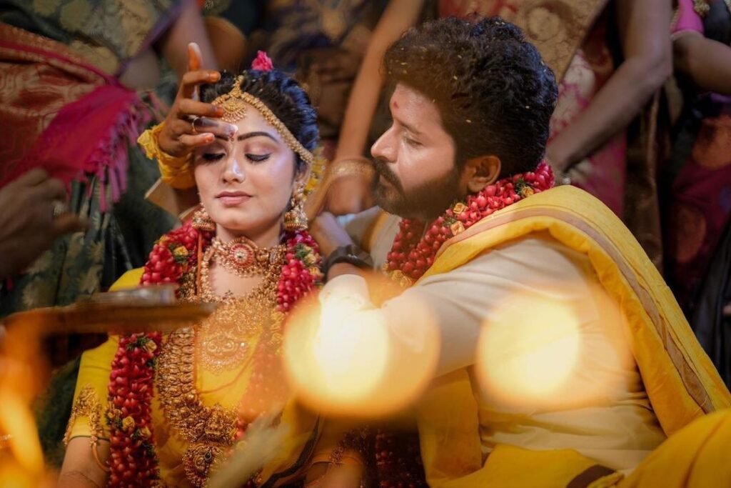 சத்தமில்லாமல் திருமணத்தை முடித்த விஜய் டிவி நட்சத்திரங்கள்.! இதோ திருமண ஆல்பம்..! 5