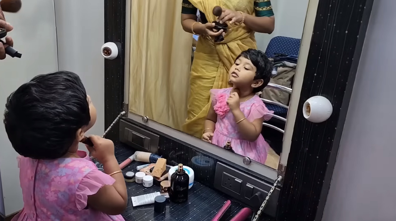 ஆலியாவுடன் விளம்பர படங்களில் நடிக்கத் தொடங்கிய ஐலா குட்டி.! மேக்கப் போடுற அழகை பாருங்க.! 3