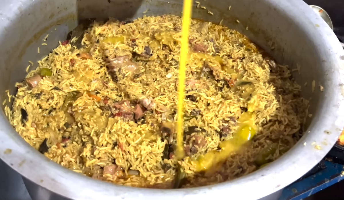 ரம்ஜானுக்கு கிராமத்து நண்பர்களுக்கு சுட சுட பிரியாணி செய்து விருந்து வைத்த மணிமேகலை.! 3