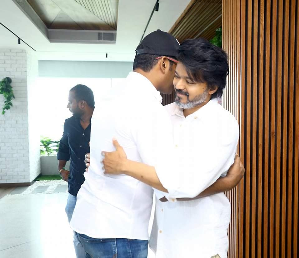 தளபதி வீட்டிற்கே சென்று மார்க் ஆண்டனி பட டீசரை போட்டு காண்பித்த விஷால்.! வெளியான புகைப்படங்கள்.! 7