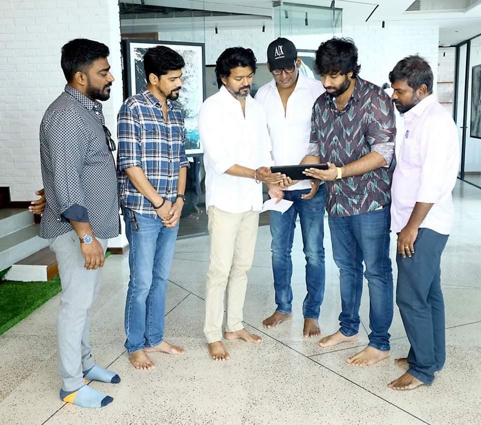 தளபதி வீட்டிற்கே சென்று மார்க் ஆண்டனி பட டீசரை போட்டு காண்பித்த விஷால்.! வெளியான புகைப்படங்கள்.! 3