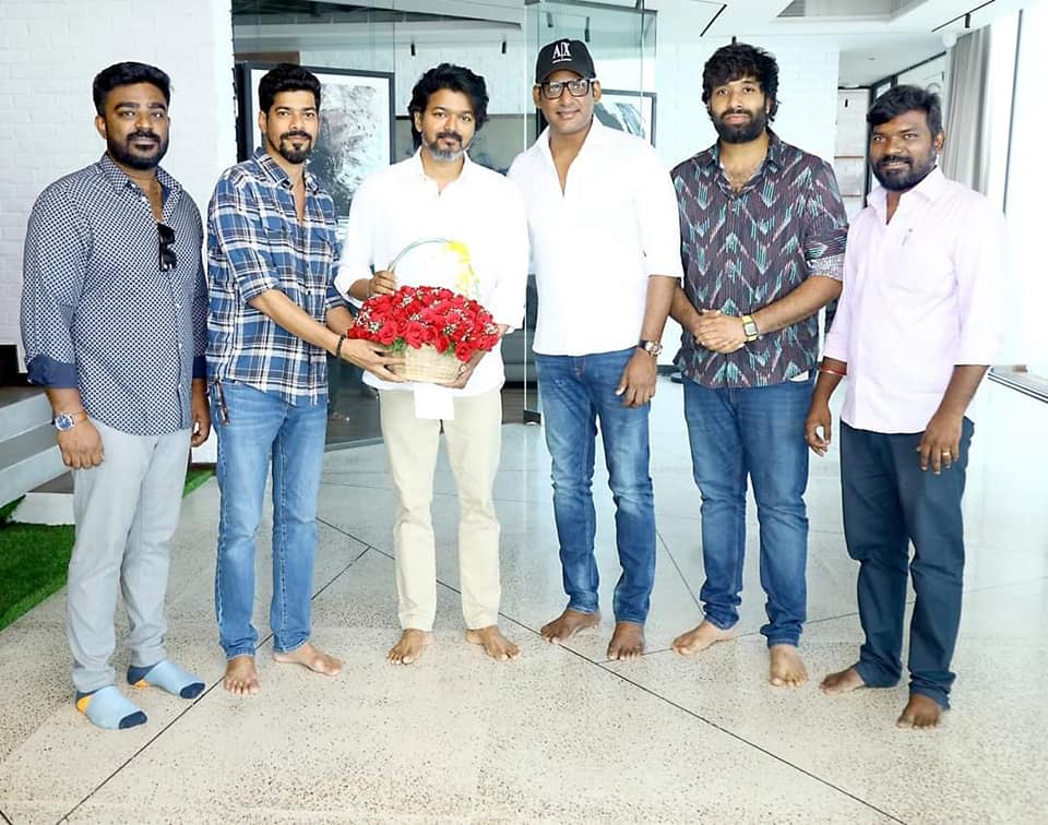 தளபதி வீட்டிற்கே சென்று மார்க் ஆண்டனி பட டீசரை போட்டு காண்பித்த விஷால்.! வெளியான புகைப்படங்கள்.! 5