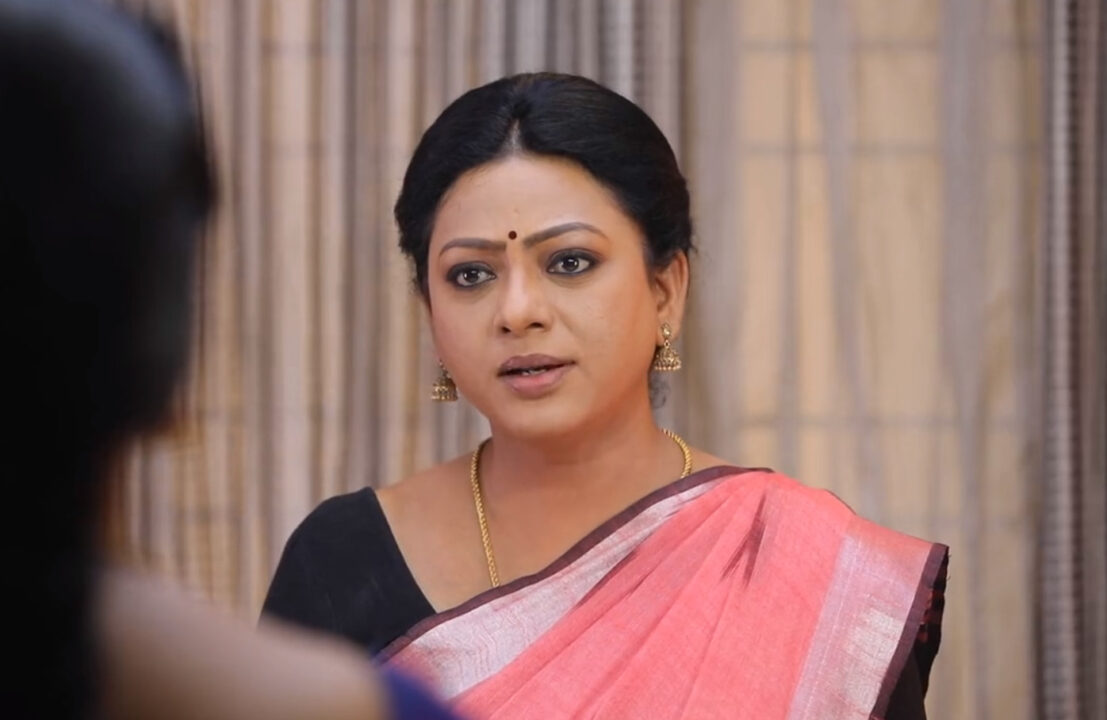 வீட்டு வேலைக்காரி எதுக்கு குடும்ப விஷயத்துக்குள்ள மூக்கை நுழைக்கிற?? செல்வியை அசிங்கப்படுத்திய ராதிகா.! 3
