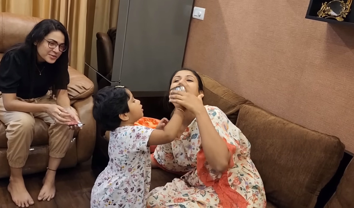 உடம்பு முடியாத ஆலியாவை தாய் போல கவனித்துக் கொள்ளும் ஐலா குட்டி.! அம்மா மேல எவ்வளோ பாசம்.! 3