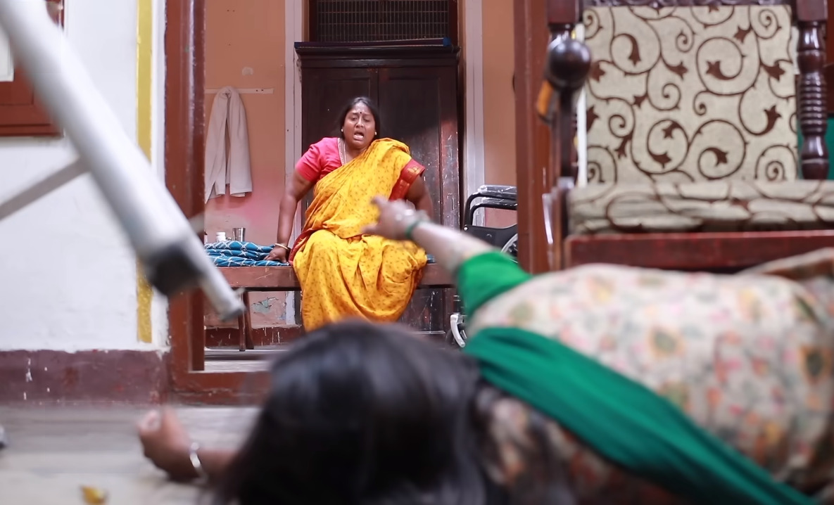 ஷாக் அடித்து கீழே விழுந்த கண்ணம்மா.! பாசத்தில் எழுந்து நடக்க முயற்சிக்கும் கண்ணம்மாவின் அம்மா.! 3
