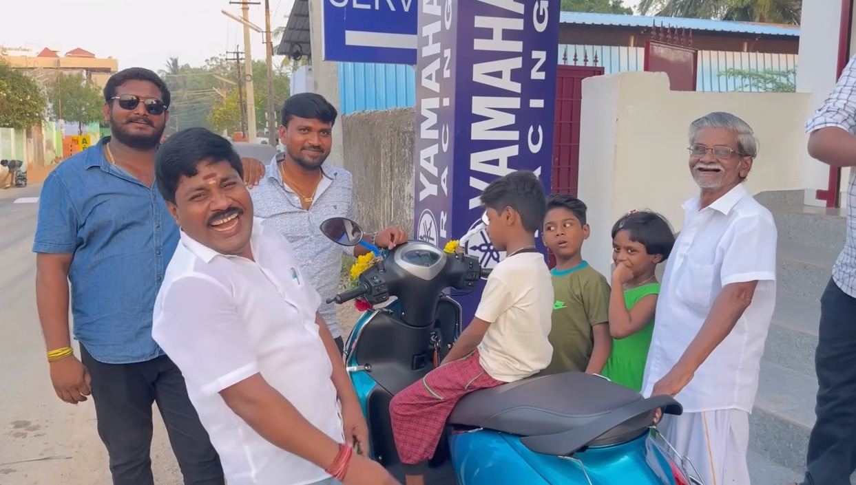 தனது தந்தைக்கு வண்டி வாங்கி பரிசளித்த ஜிபி முத்து.! தாத்தா முகத்துல எவ்வளோ சந்தோசம்.! 3