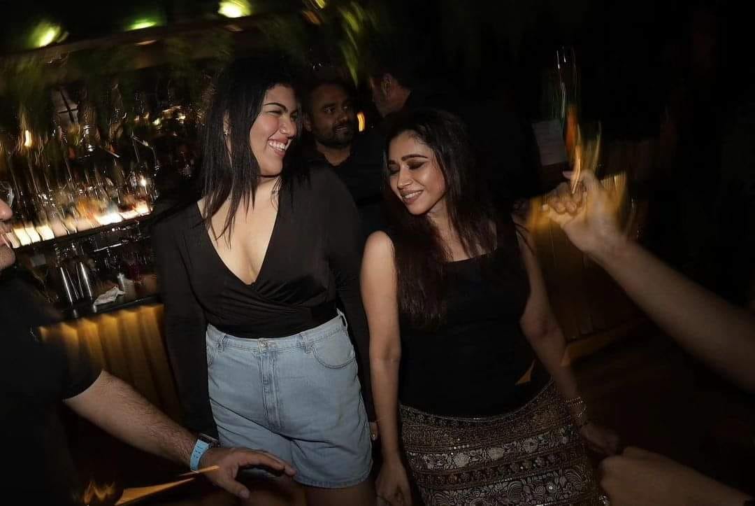 ஜெயம் ரவி மனைவியின் பிறந்தநாள் பார்ட்டி.! கருப்பு நிற உடையில் வந்த குஷ்பூ மகள்கள்.! 7