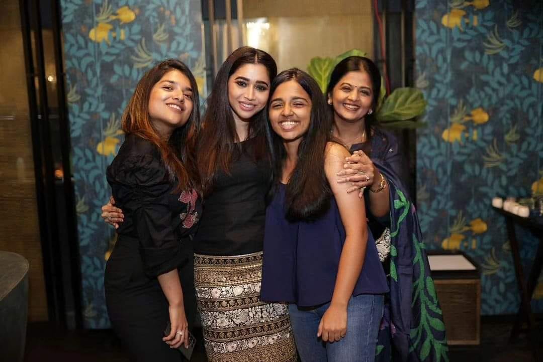 ஜெயம் ரவி மனைவியின் பிறந்தநாள் பார்ட்டி.! கருப்பு நிற உடையில் வந்த குஷ்பூ மகள்கள்.! 11
