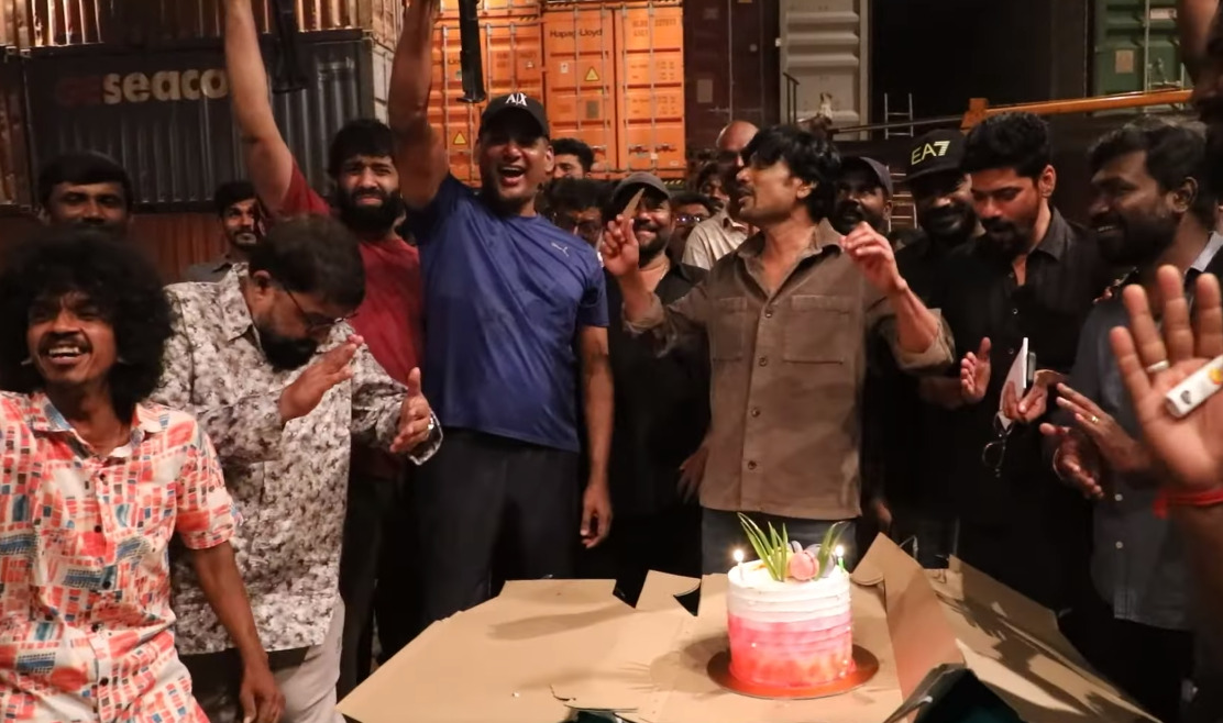 முடிவுக்கு வந்த "மார்க் ஆண்டனி" படப்பிடிப்பு..! கேக் வெட்டி பிரிந்த நண்பர்கள்.! இதோ வீடியோ.! 3