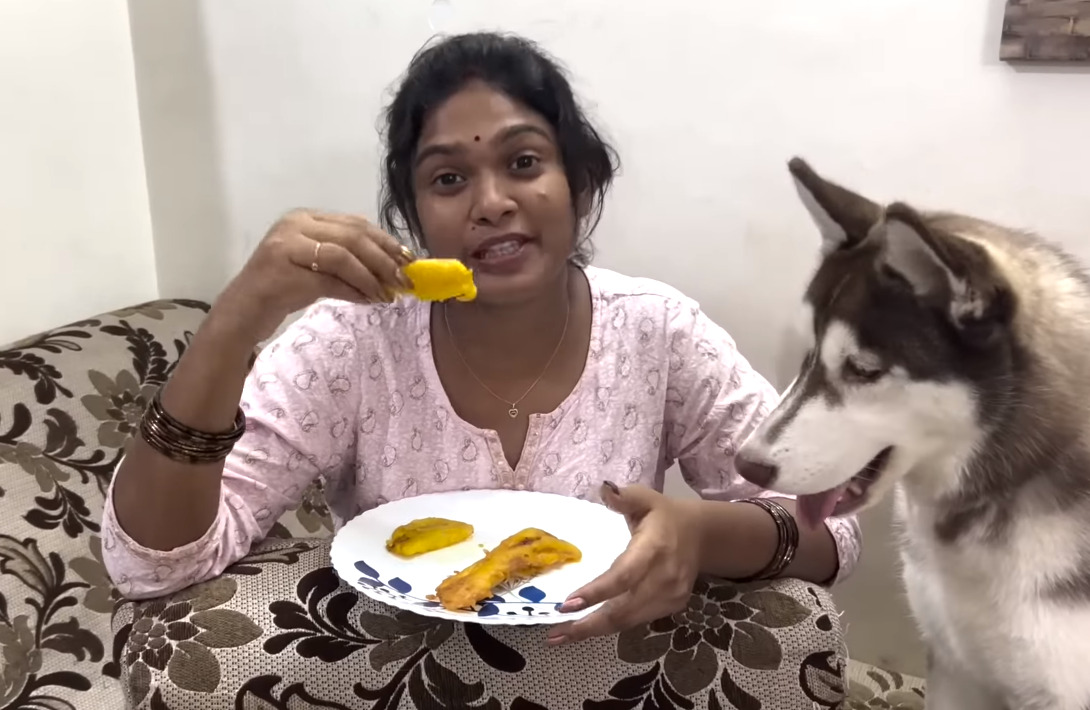 கேரளா ஸ்டைலில் சுடச் சுட நேந்திரம் பழம் அப்பம் போட்டு கணவருக்கு கொடுத்த நக்ஷத்திரா..! 3