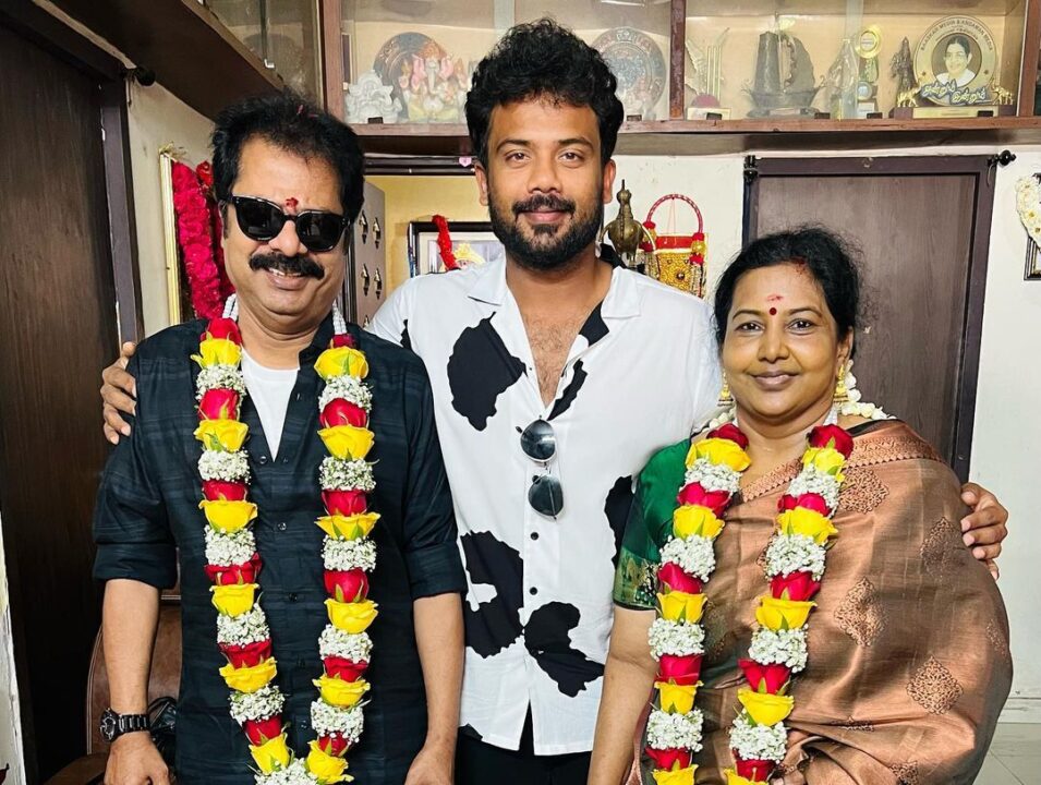 மகன்கள் மற்றும் பேரன்களுடன் 37வது திருமண நாளை கொண்டாடிய நடிகர் பாண்டியராஜன்.! வெளியான புகைப்படங்கள்.! 3