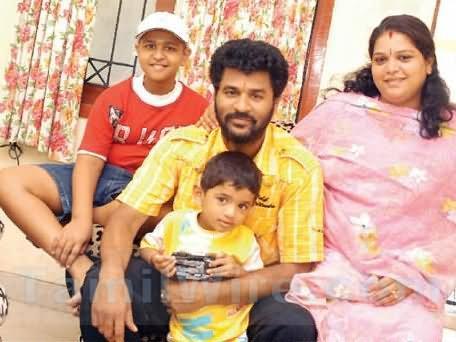 பிரபு தேவாவின் இரண்டு பசங்களை பார்த்து இருக்கீங்களா..? அட நல்லா வளந்துட்டாங்களே.! 3