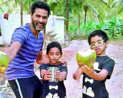 பிரபு தேவாவின் இரண்டு பசங்களை பார்த்து இருக்கீங்களா..? அட நல்லா வளந்துட்டாங்களே.! 5