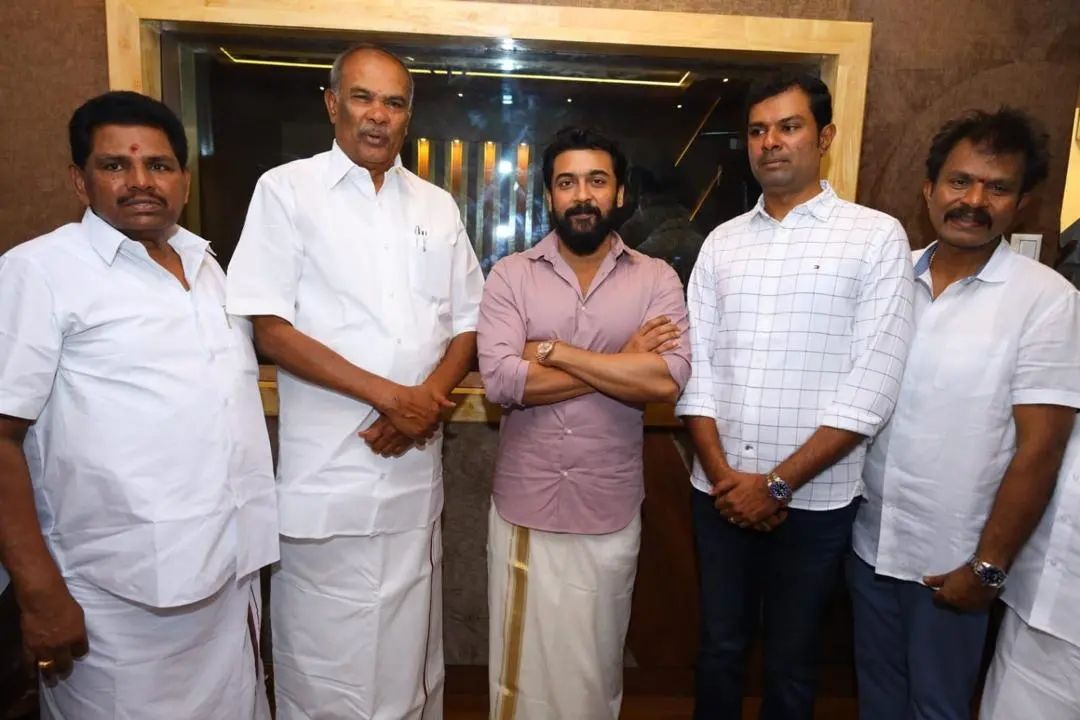 மனைவிக்காக புது நிறுவனத்தை தொடங்கிய டைரக்டர் ஹரி..! ரிப்பன் வெட்டி தொடங்கி வைத்த சூர்யா.! 5