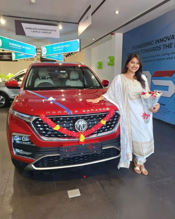 உயர் ரக சொகுசு காரை வாங்கிய ரட்சிதா மஹாலக்ஷ்மி.! விலை எவ்வளவு தெரியுமா.? கார் சூப்பரா இருக்கு.! 3