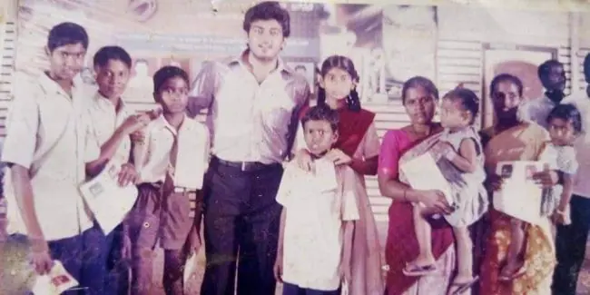 இன்று தளபதி செய்ததை பல ஆண்டுகளுக்கு முன்பே செய்து இருக்கும் தல.! ட்ரெண்டாகும் புகைப்படங்கள்.! 11