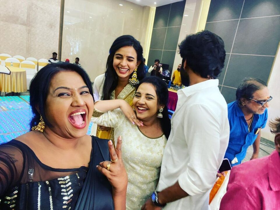 பாக்கியலட்சுமி குடும்பத்தில் நடந்த திடீர் திருமணம்.! பாக்கியலட்சுமி குடும்பமே இங்க தான் இருக்கா? 21