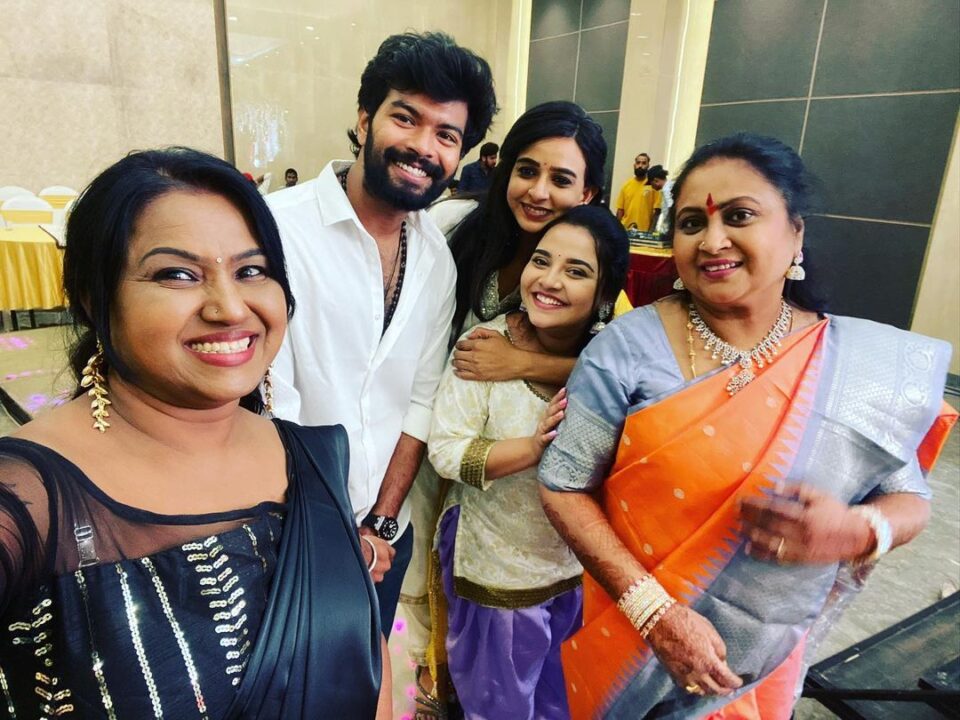 பாக்கியலட்சுமி குடும்பத்தில் நடந்த திடீர் திருமணம்.! பாக்கியலட்சுமி குடும்பமே இங்க தான் இருக்கா? 11