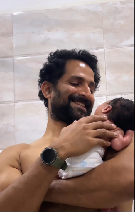 40 வயதில் பிறந்த மகன்.! முதல் முறையாக மகனின் முகத்தை காட்டிய துணிவு பட வில்லன் ஜான் கொக்கேன்.! 25