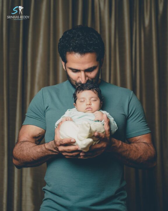 40 வயதில் பிறந்த மகன்.! முதல் முறையாக மகனின் முகத்தை காட்டிய துணிவு பட வில்லன் ஜான் கொக்கேன்.! 5