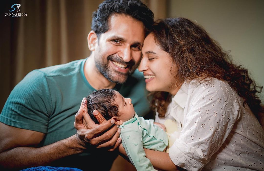 40 வயதில் பிறந்த மகன்.! முதல் முறையாக மகனின் முகத்தை காட்டிய துணிவு பட வில்லன் ஜான் கொக்கேன்.! 9