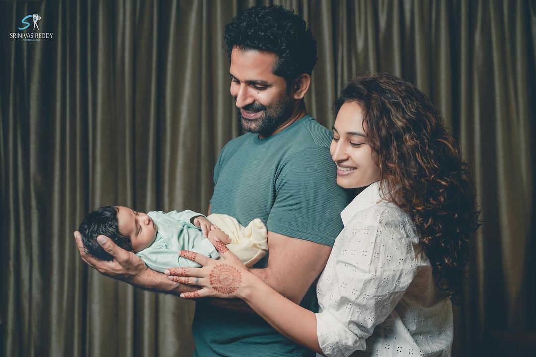 40 வயதில் பிறந்த மகன்.! முதல் முறையாக மகனின் முகத்தை காட்டிய துணிவு பட வில்லன் ஜான் கொக்கேன்.! 13