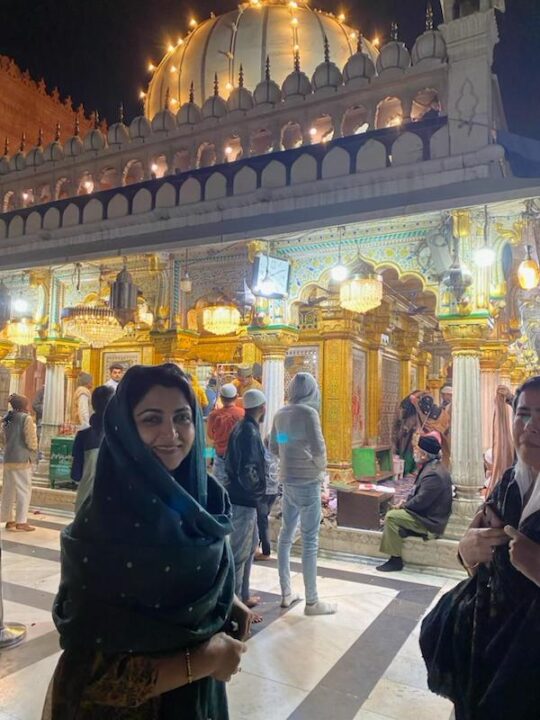 "அல்லாஹ் உங்கள் மீது அளவற்ற அன்பை பொழியட்டும்".! மசூதிக்கு சென்று பக்ரீத் கொண்டாடிய குஷ்பூ.! 5