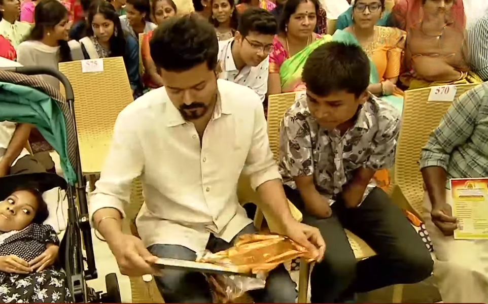 மாற்றுத்திறனாளி மாணவர் கொடுத்த பரிசு.! உணர்ச்சிவசப்பட்டு கண்கலங்கிய விஜய்.! நெகிழ்ச்சி வீடியோ.! 3