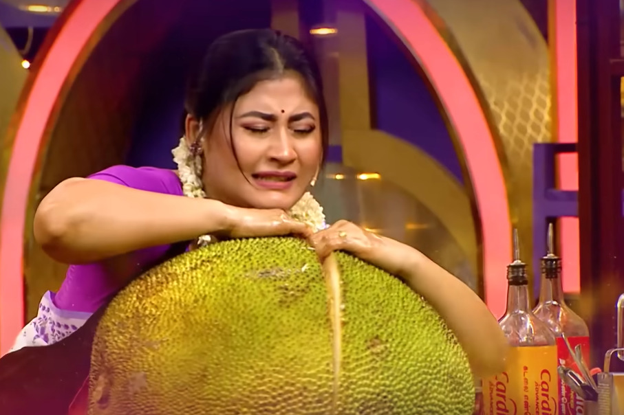 பலாப்பழத்தில் சிப்ஸ் போட சொன்ன நடுவர்கள்.! பழத்தை பிரிக்க முடியாமல் மல்லு கட்டும் கோமாளிகள்.! 3