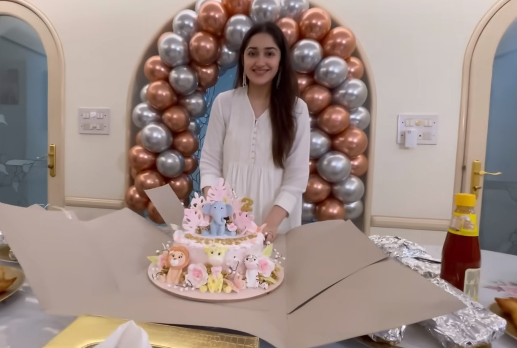 ஆர்யா மகளின் 2-வது பிறந்தநாள்.! மும்பையில் உள்ள வீட்டில் கேக் வெட்டி கொண்டாடிய ஆர்யா.! இதோ வீடியோ.! 11