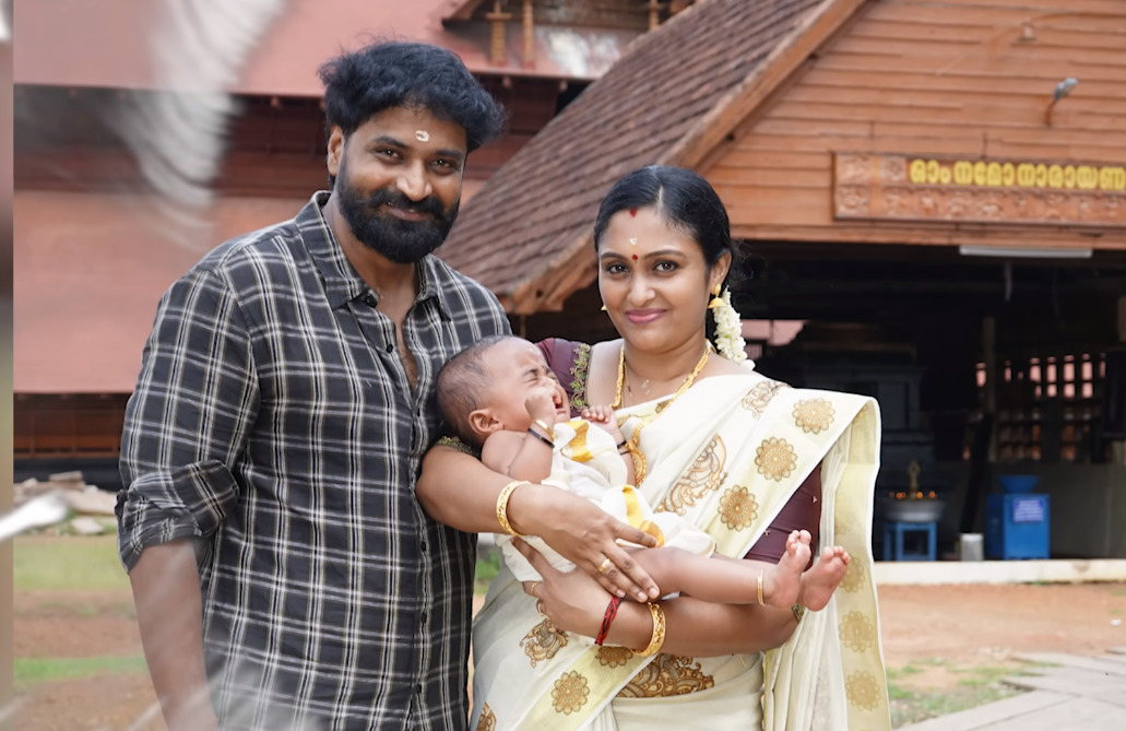 கோவிலில் வைத்து மகனுக்கு முதல் முறையாக சோறு ஊட்டிய மிர்ச்சி செந்தில் ஸ்ரீஜா தம்பதிகள்.! 11