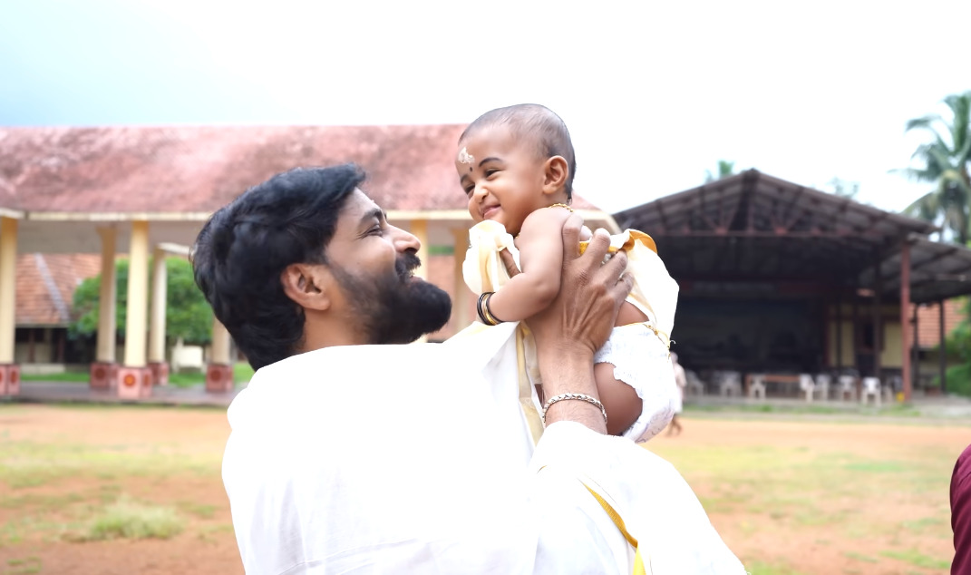கோவிலில் வைத்து மகனுக்கு முதல் முறையாக சோறு ஊட்டிய மிர்ச்சி செந்தில் ஸ்ரீஜா தம்பதிகள்.! 9
