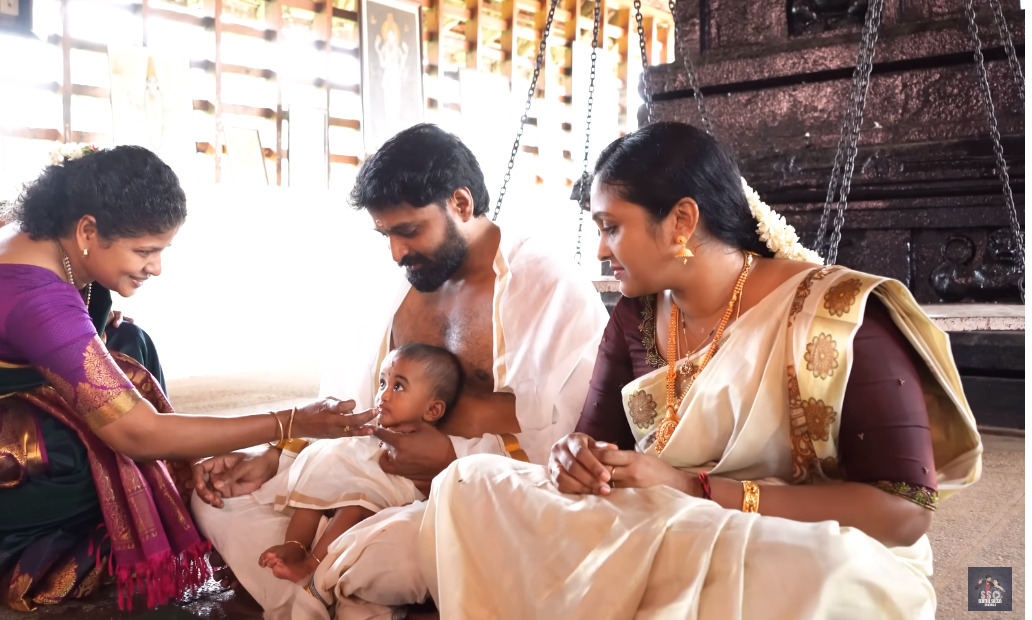 கோவிலில் வைத்து மகனுக்கு முதல் முறையாக சோறு ஊட்டிய மிர்ச்சி செந்தில் ஸ்ரீஜா தம்பதிகள்.! 3