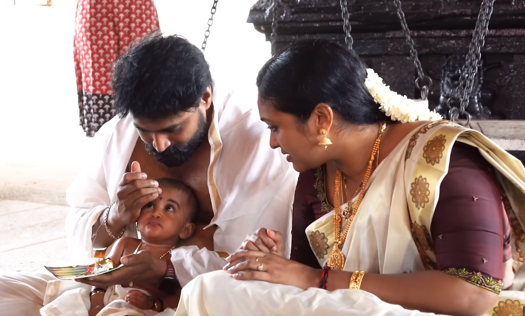கோவிலில் வைத்து மகனுக்கு முதல் முறையாக சோறு ஊட்டிய மிர்ச்சி செந்தில் ஸ்ரீஜா தம்பதிகள்.! 5